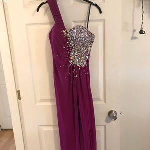 Night Moves gwn.Sz4. Lined, slit. Bussel train.